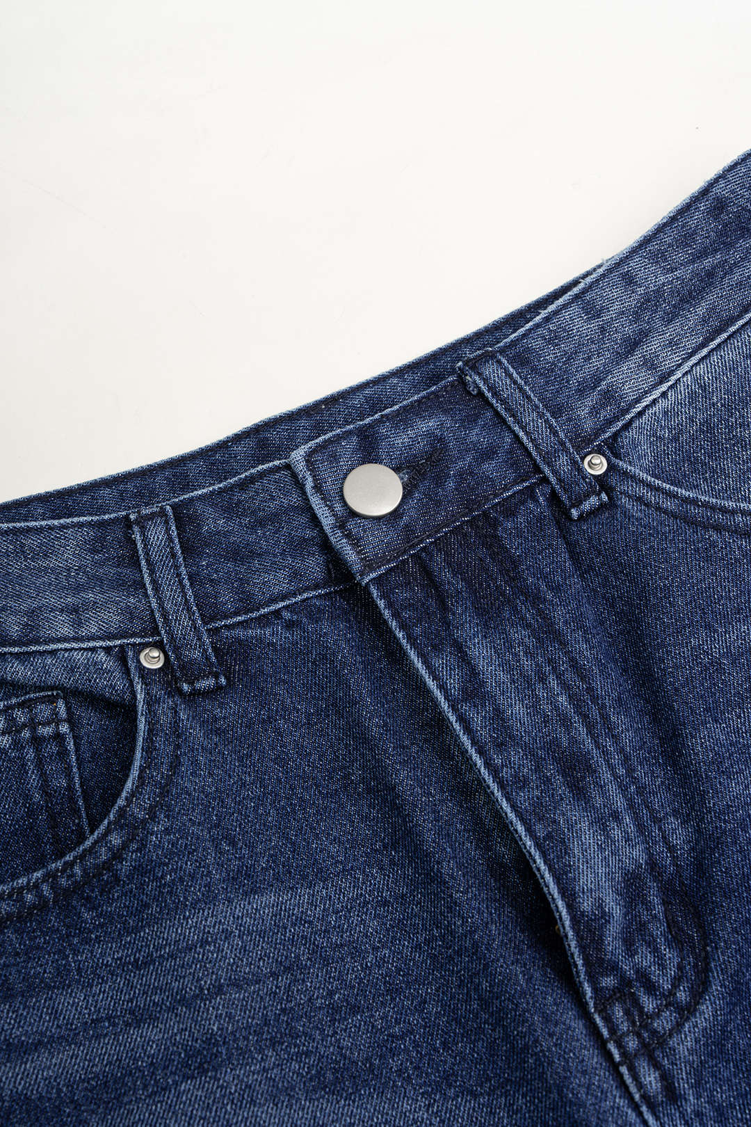 Jeans met knoopjes, hoge taille en split