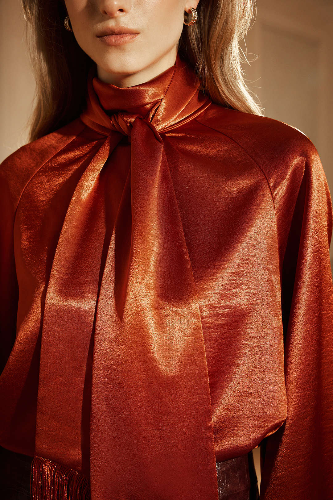 Satijnen blouse met strik, franjes en lange mouwen