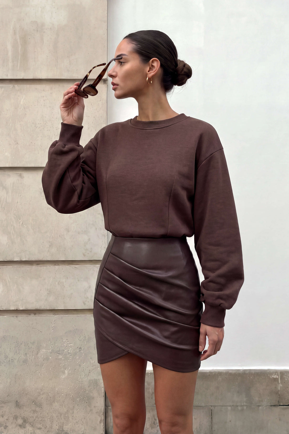Asymmetrische leren-look minijurk met ronde hals