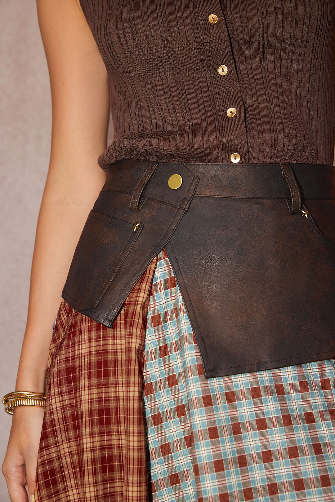 Geruite leren-look rok met asymmetrische zoom