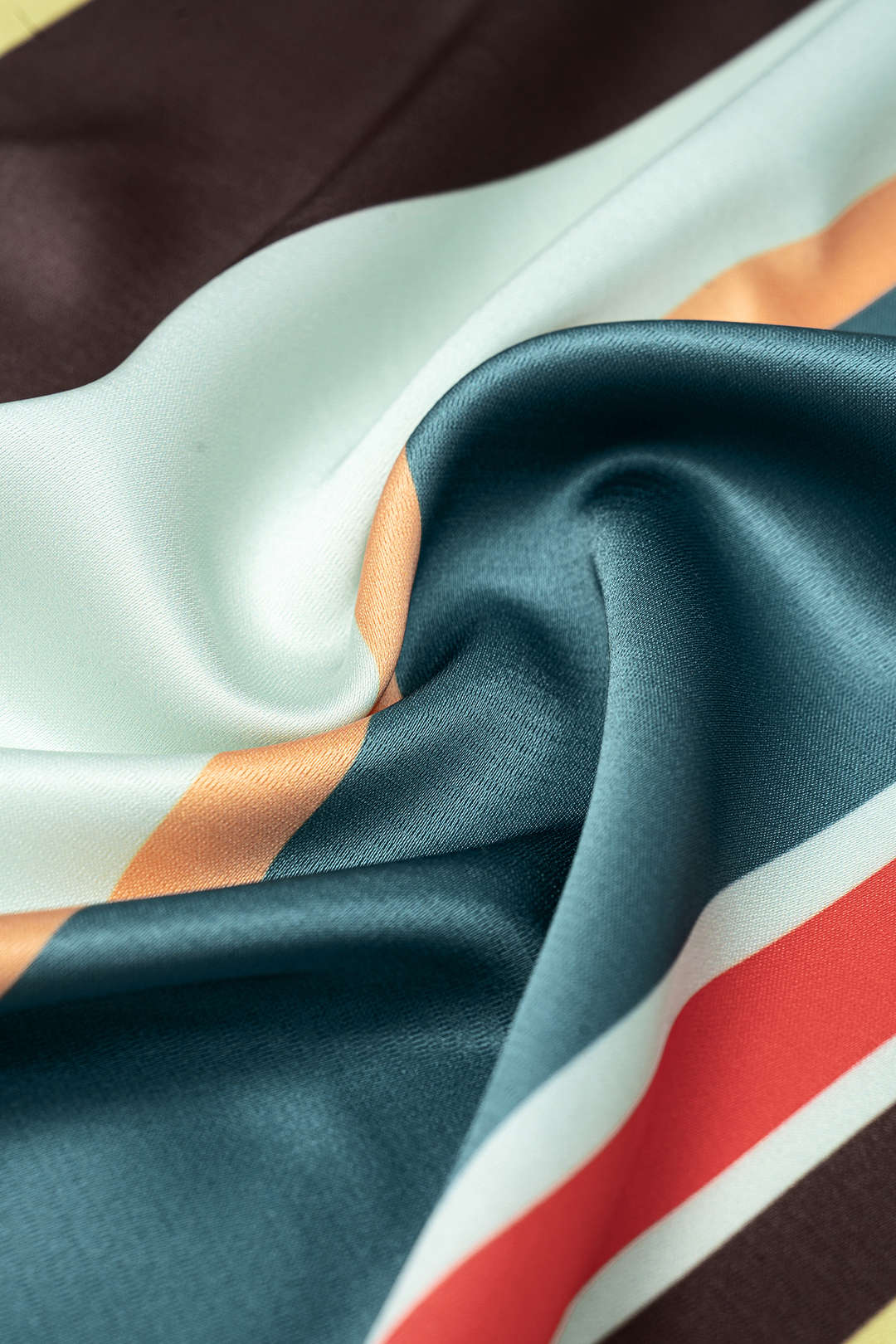 Gestreepte satijnen rok met hoge taille en strik