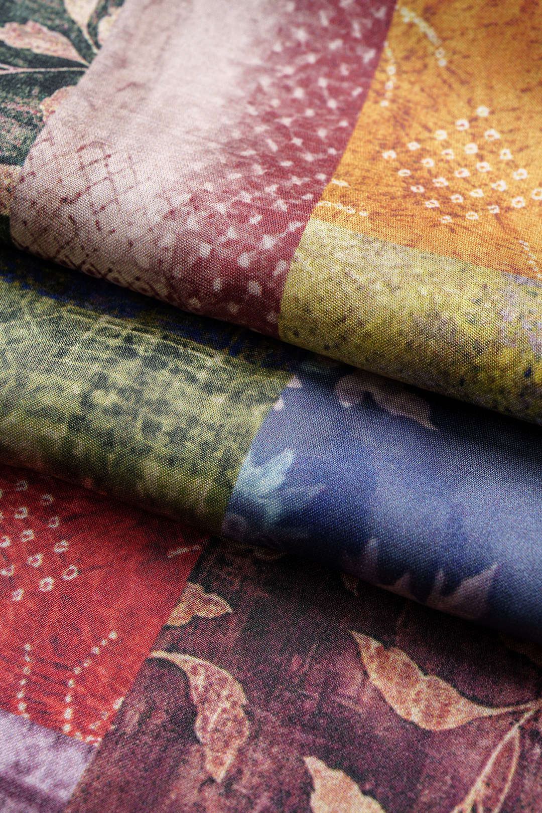 Paula - Abstracte print satijnen broek met smokwerk en wijde pijpen