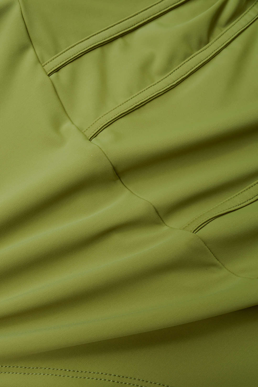 Mouwloze body met gedraaid detail, knoopdetail en ruches
