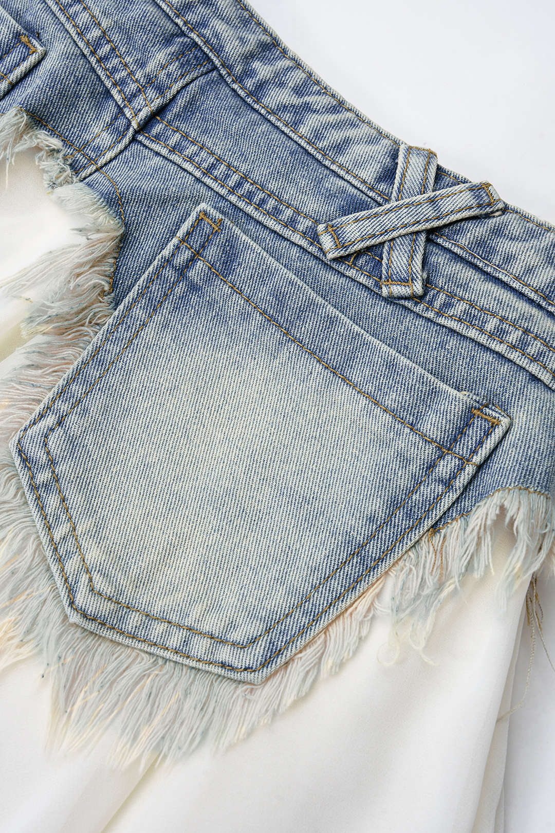 Denim patchwork rok met asymmetrische zoom en rafelrand