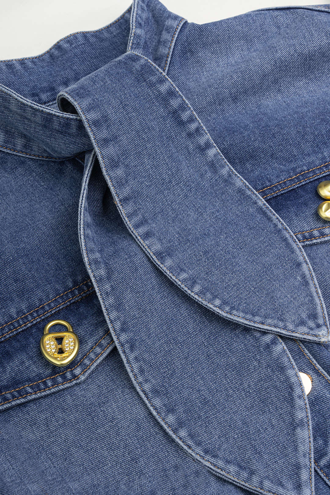 Denim jasje met metalen knopen en striksluiting