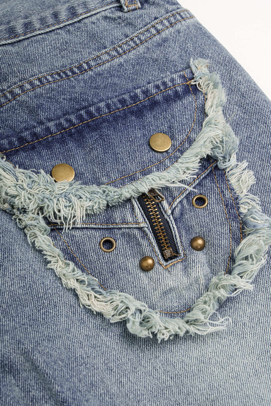 Jeans met wijde pijpen, zakken en rafelrand