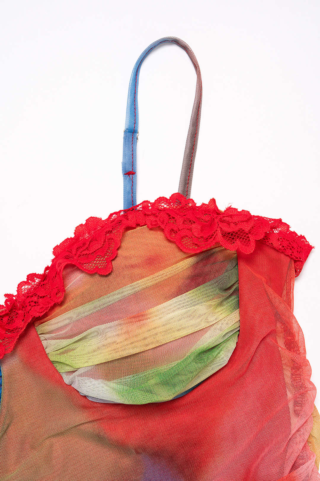 Abstracte print mesh maxijurk met kanten rand en ruches