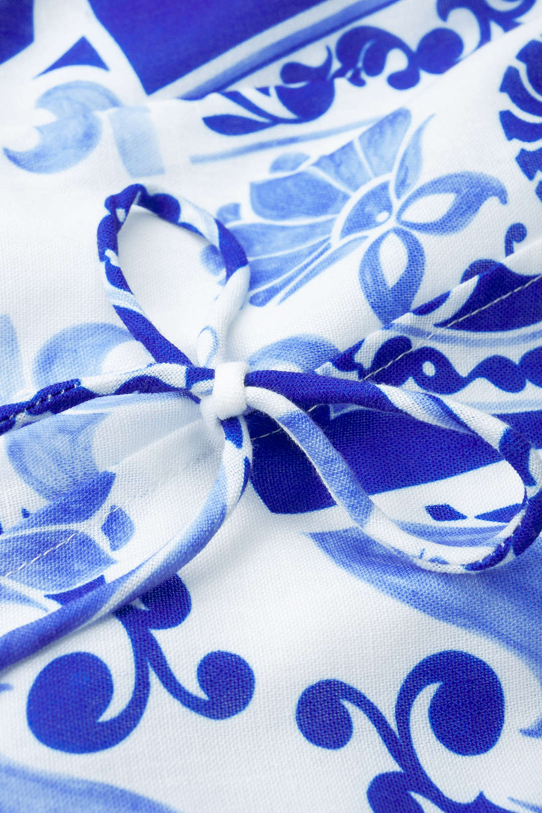 Bloemenprint mouwloze minijurk met ronde hals en knoopdetail