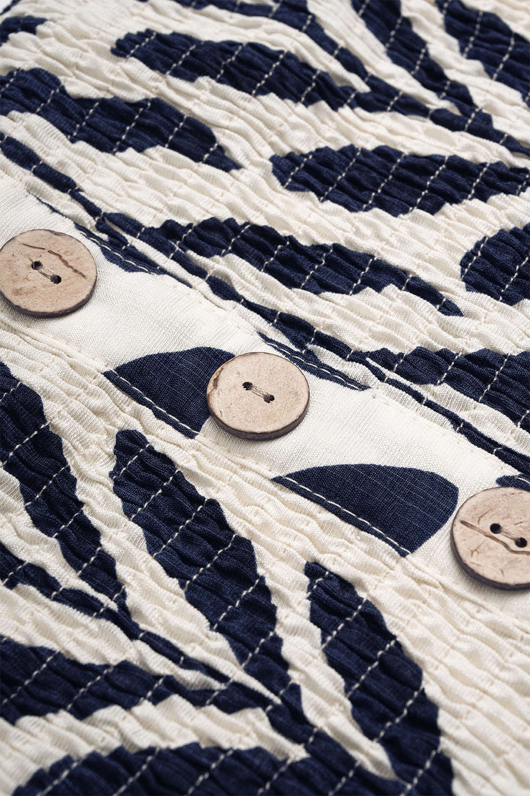 Mouwloze playsuit met knoopjes en smokwerk