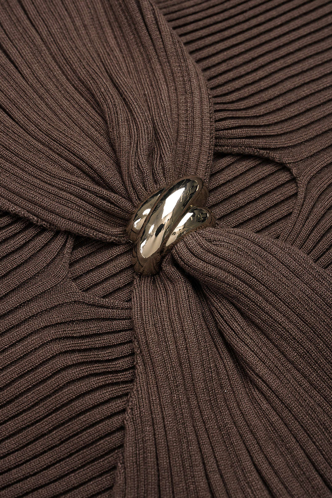 Gebreide metallic top met opstaande kraag en uitsnijding