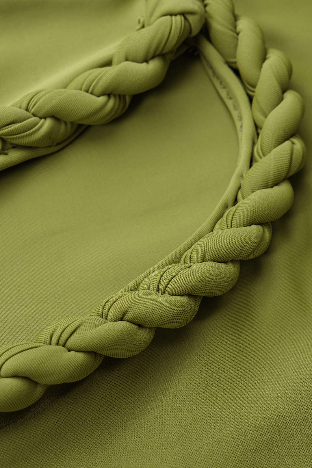 Mouwloze body met ronde hals, gedraaid detail en knoopdetail
