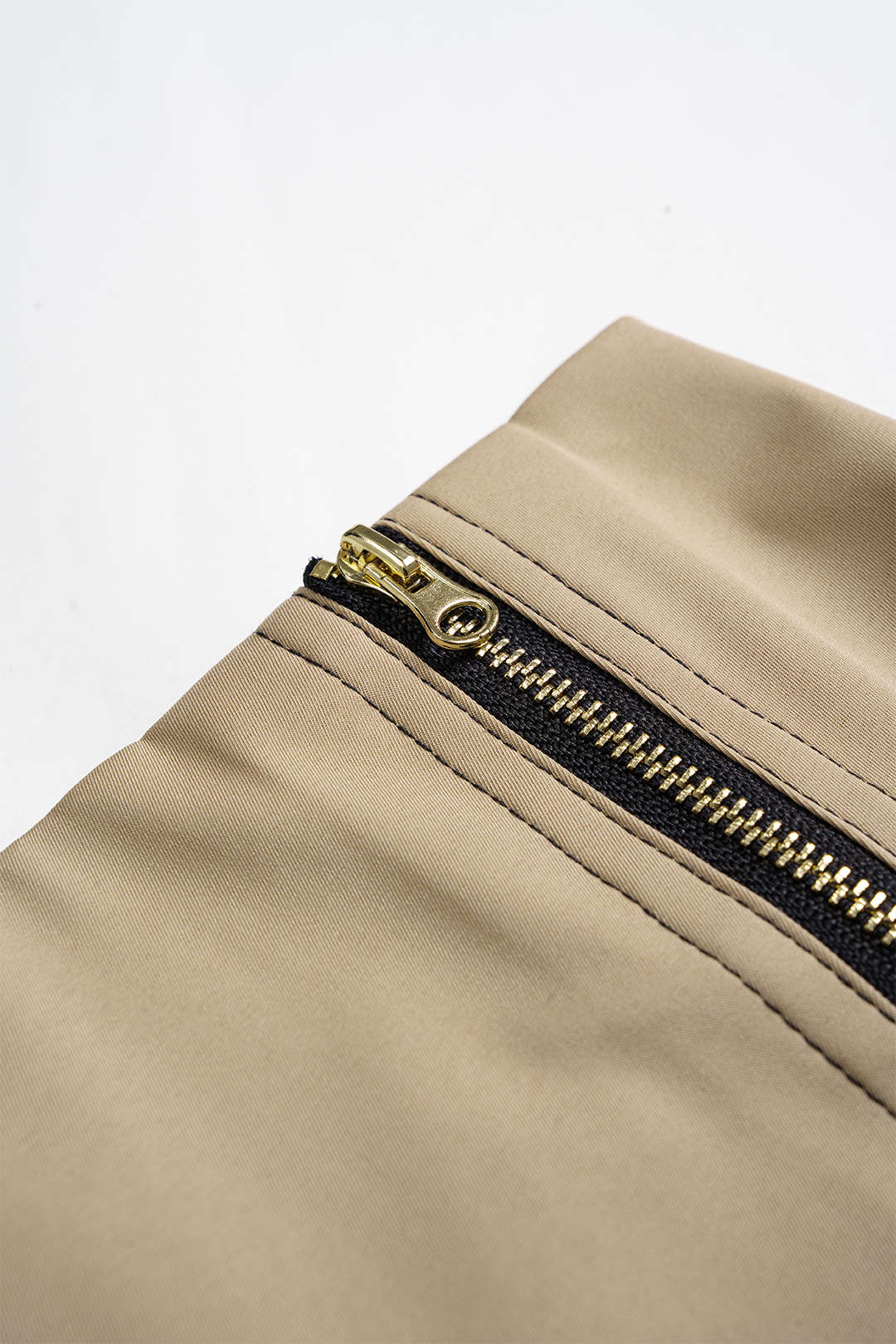 Short met hoge taille, ruches en rits