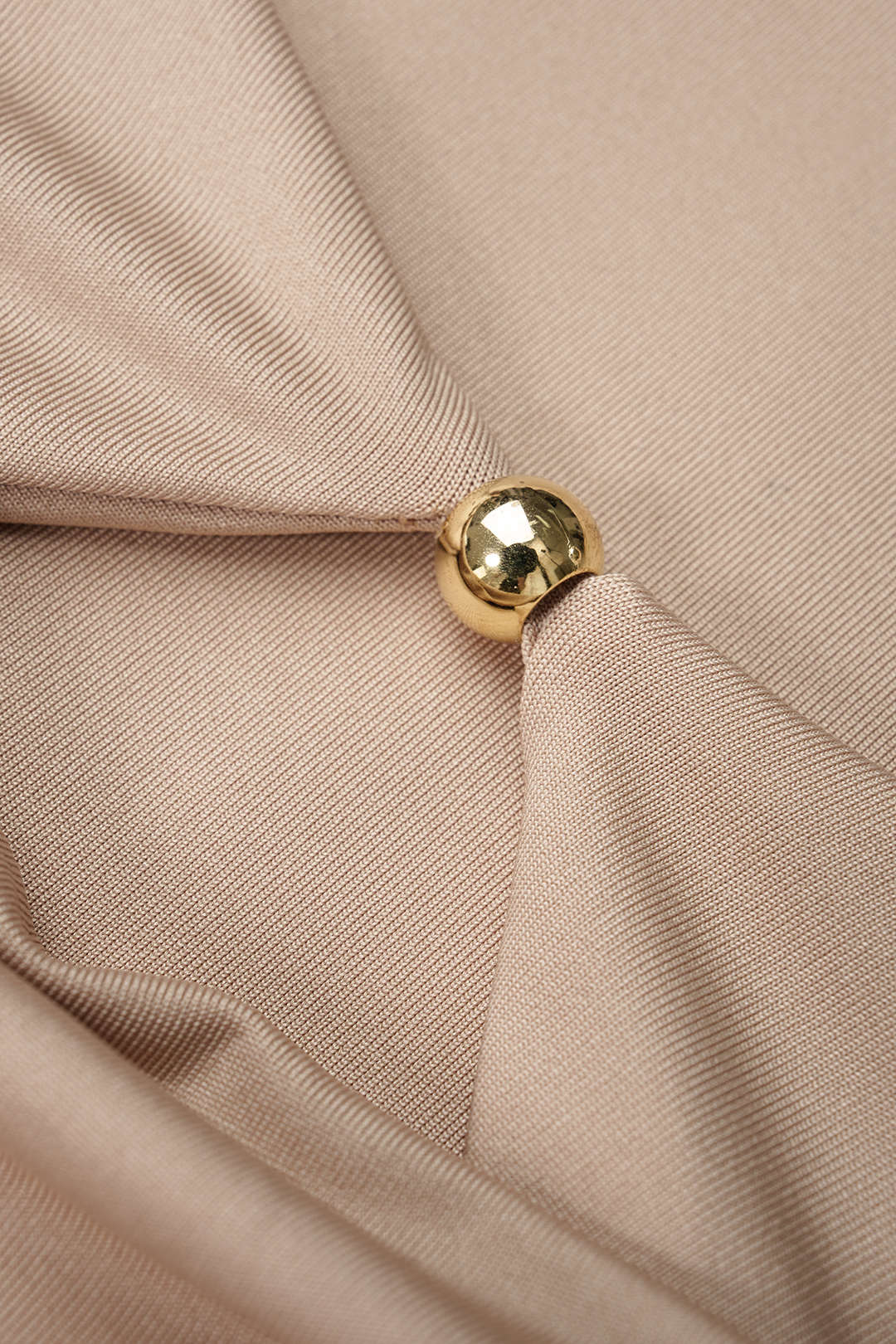 Metallic top met V-hals, ruches en uitsnijding