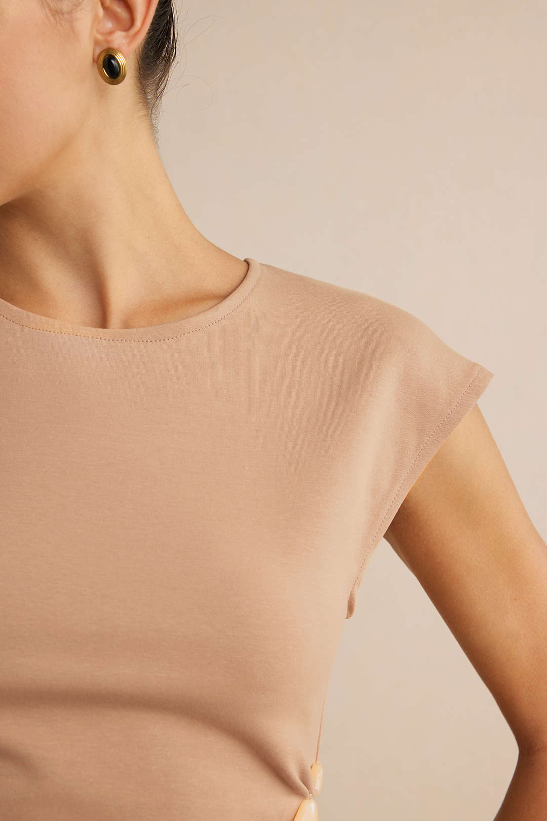 Asymmetrisch T-shirt met ronde hals, kralen en uitsnijding