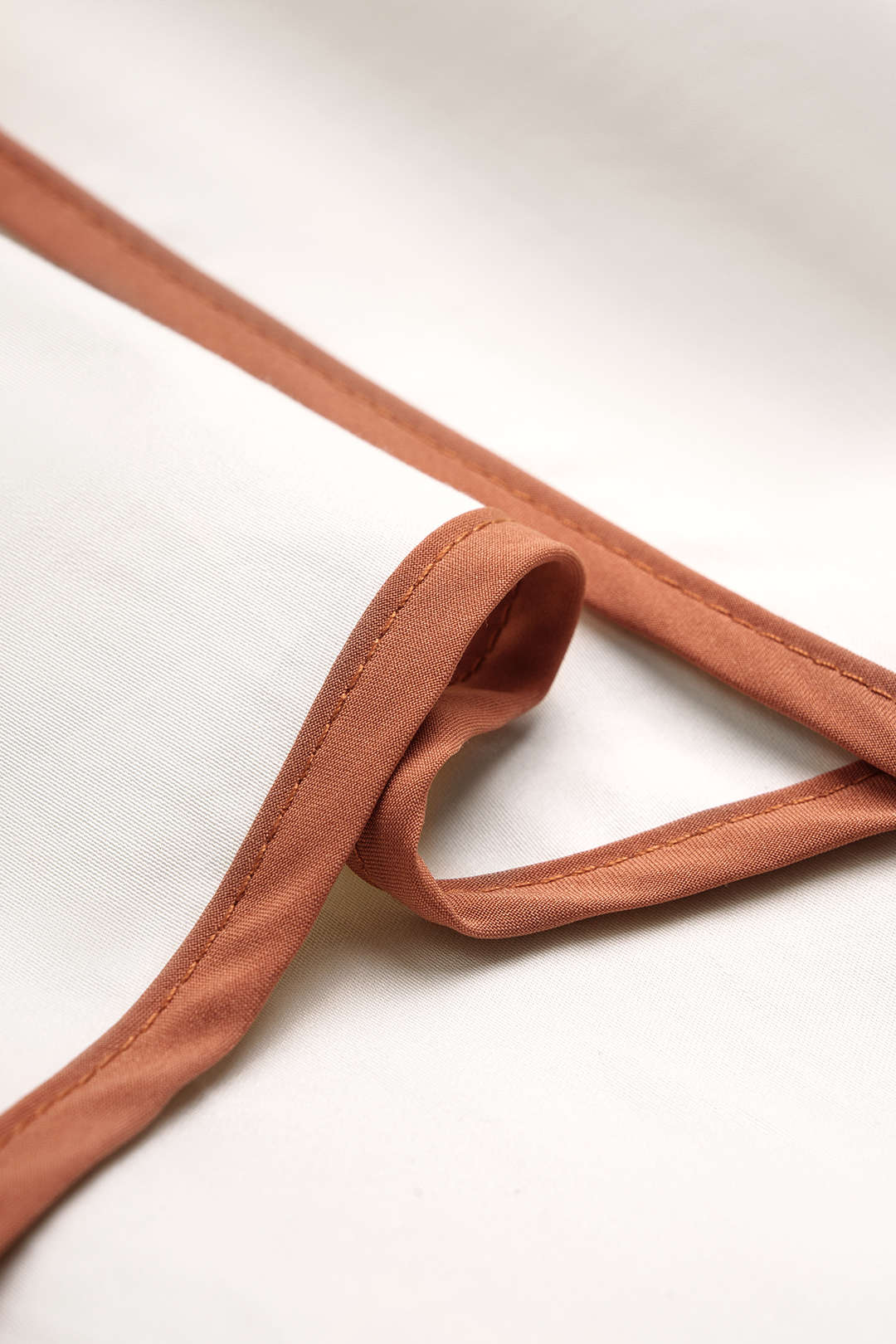Rok met ruches en knoopdetail