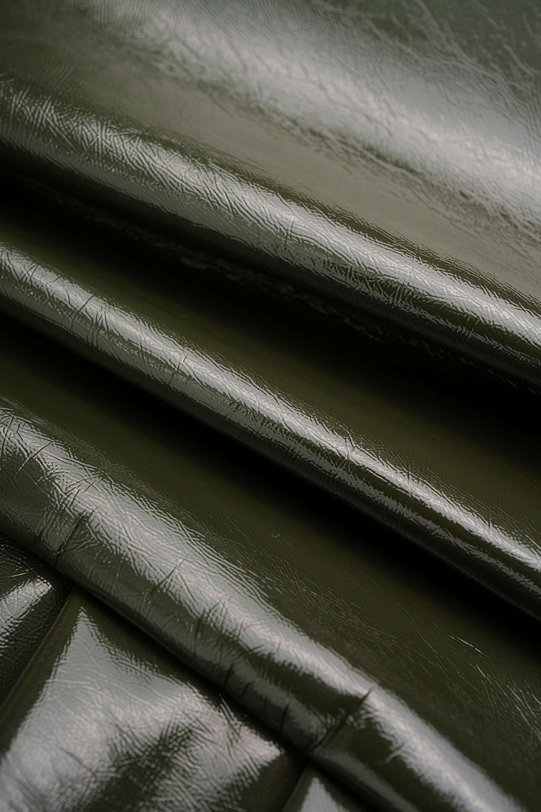 Leren-look metallic top met kettingdetail en ruches