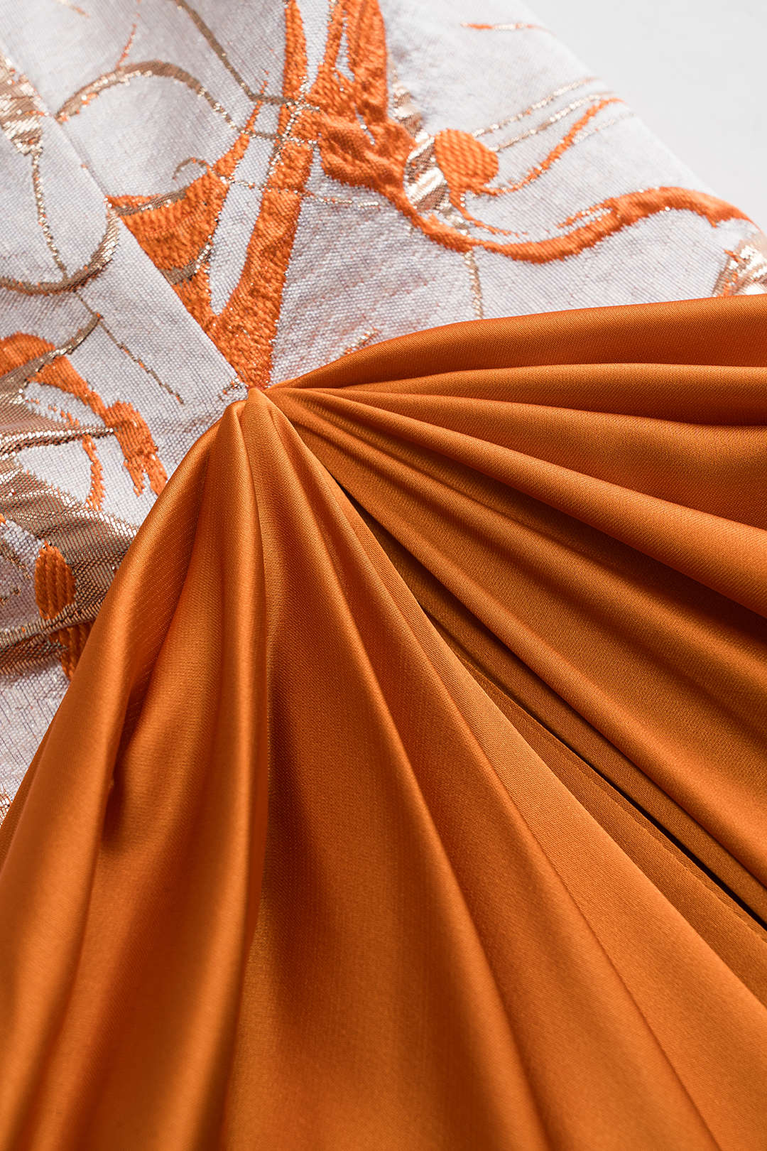 Satijnen jacquard maxijurk met ruches en strapless pasvorm