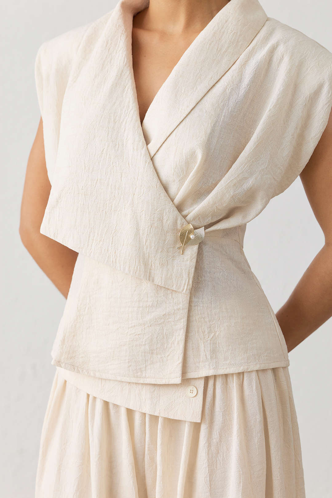Asymmetrische blouse met V-hals en ruches