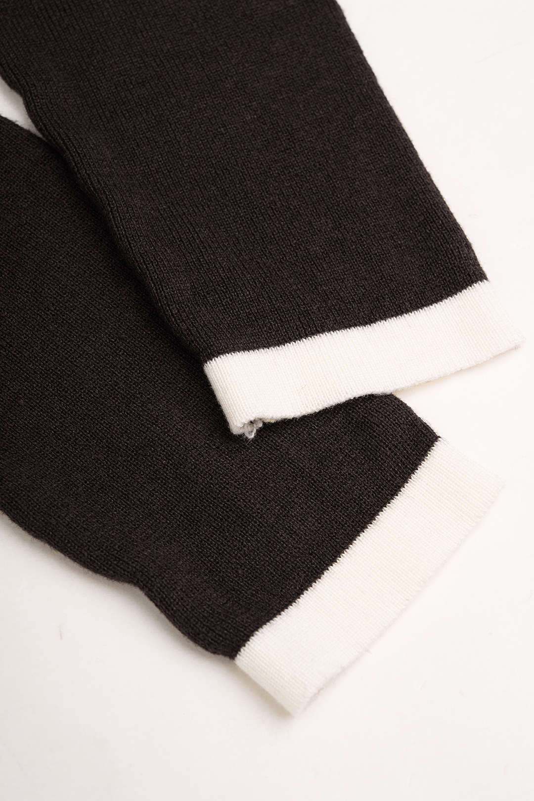 Gebreide top met V-hals, knoopdetail en lange mouwen