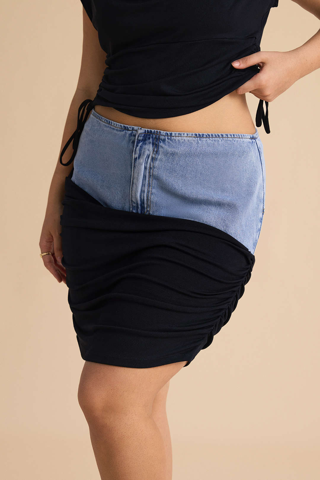 Denim patchwork rok met ruches, rits en hoge taille