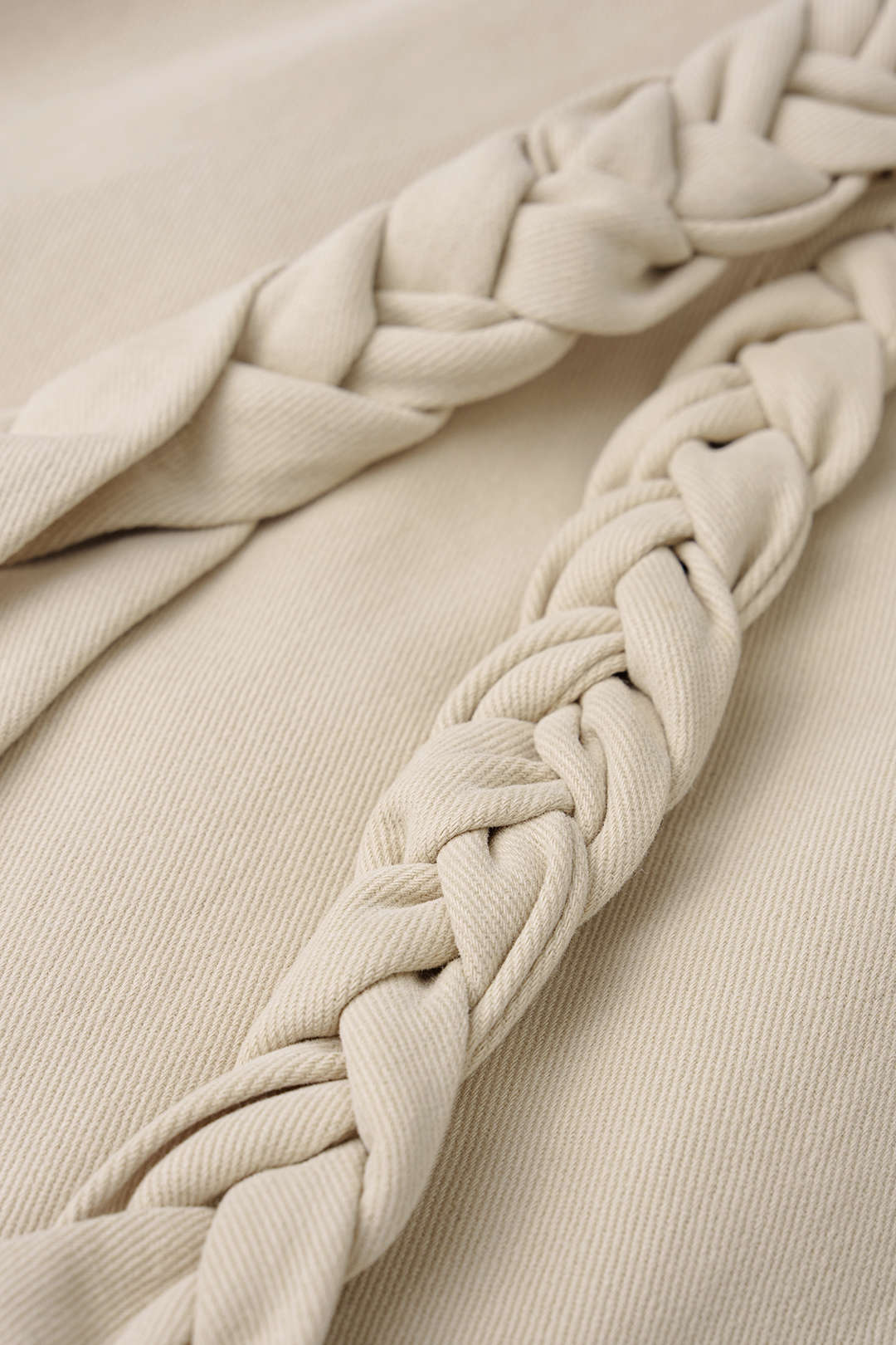 Broek met riem, zakken en wijde pijpen