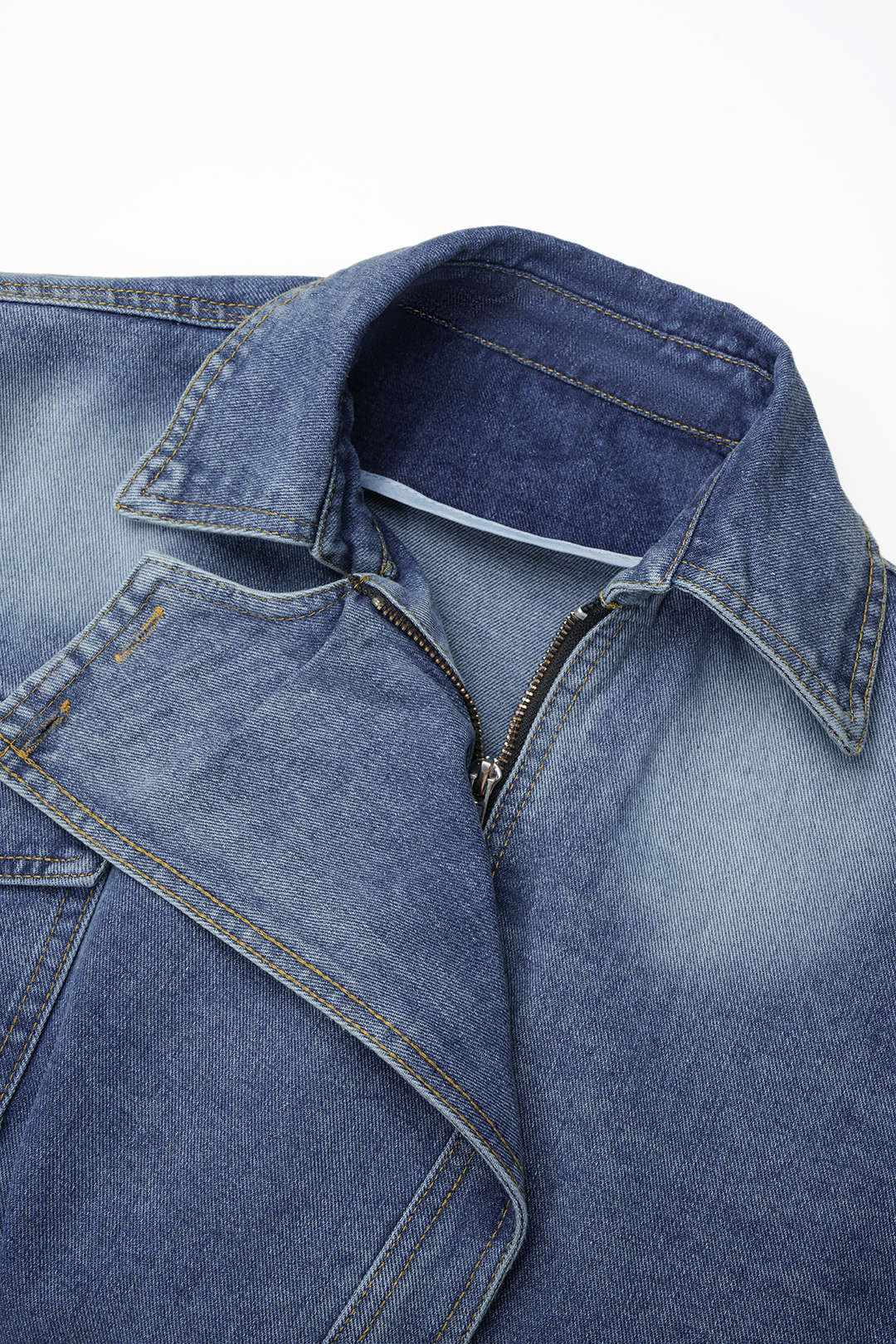 Denim jasje met zakken en riem