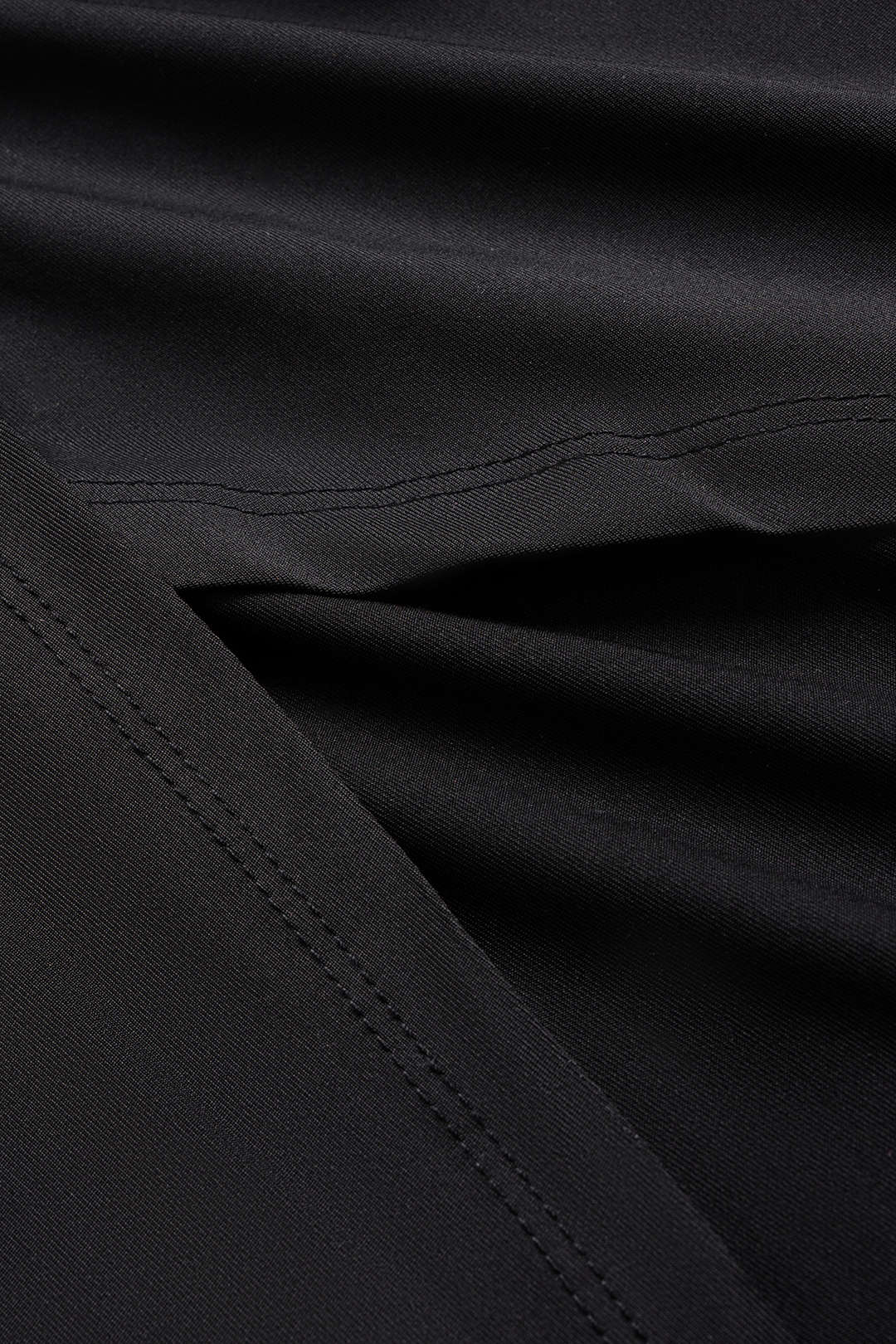 Asymmetrische midijurk met V-hals, ruches en lange mouwen