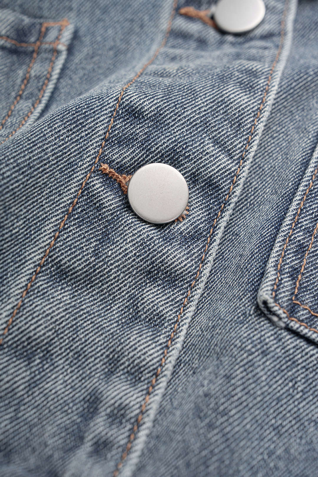 Denim jasje met knoopjes en zakken