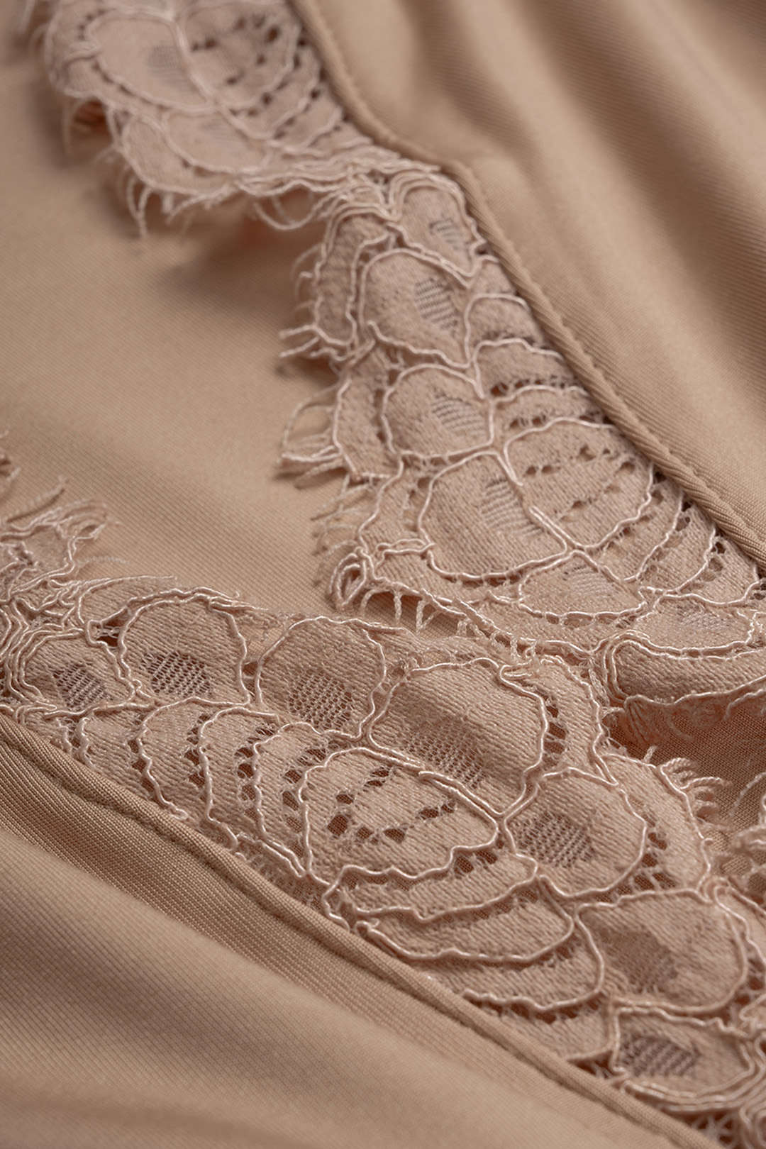 Patchwork mouwloze body met kant, V-hals en ruches