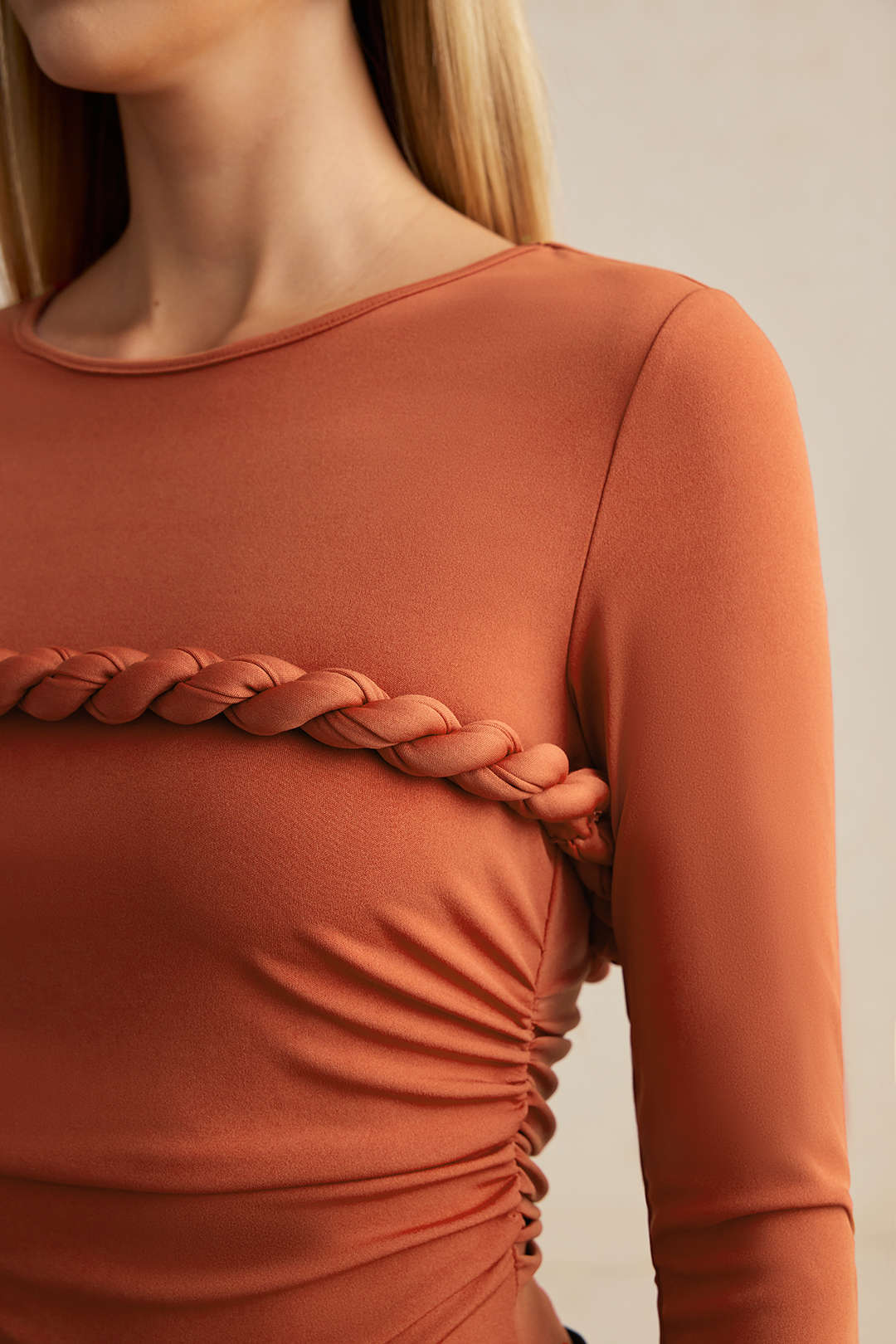 Body met gedraaid detail, knoopdetail en ruches