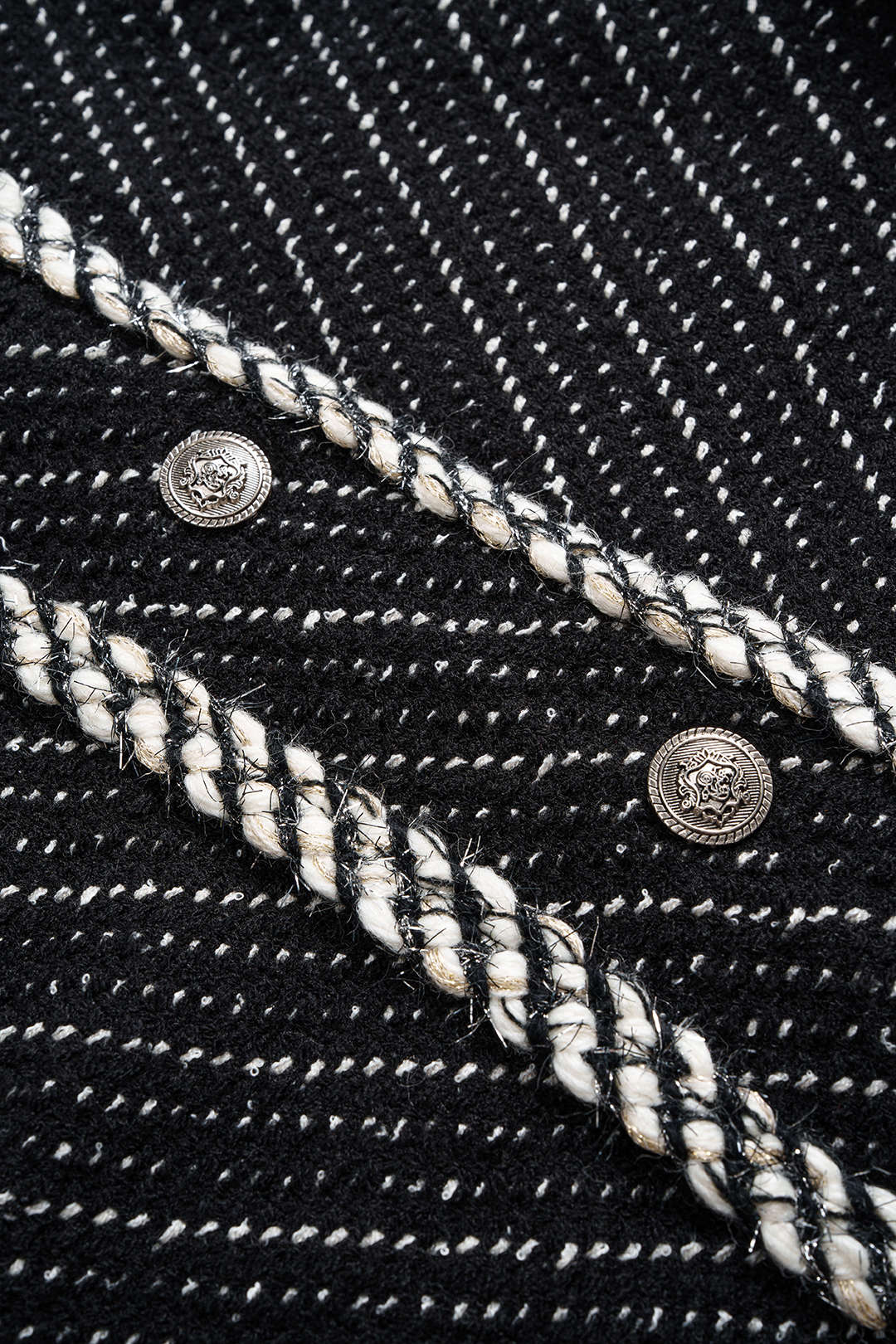 Gebreide metallic item met knoopjes en revers