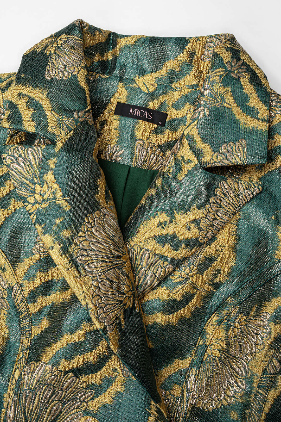 Jacquard metallic jasje met reverskraag en knoopjes