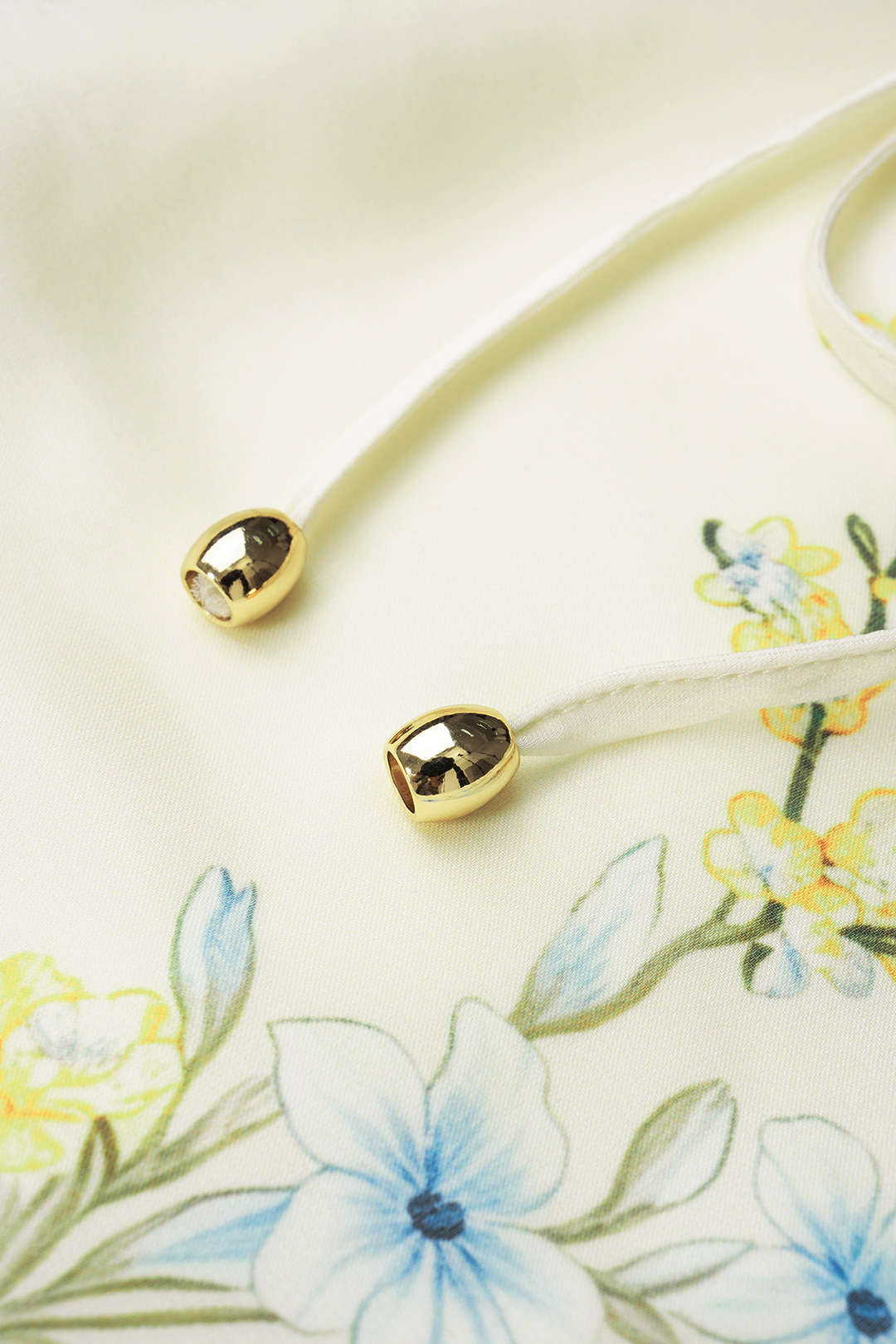 Bloemenprint metallic broek met strik en knoopjes