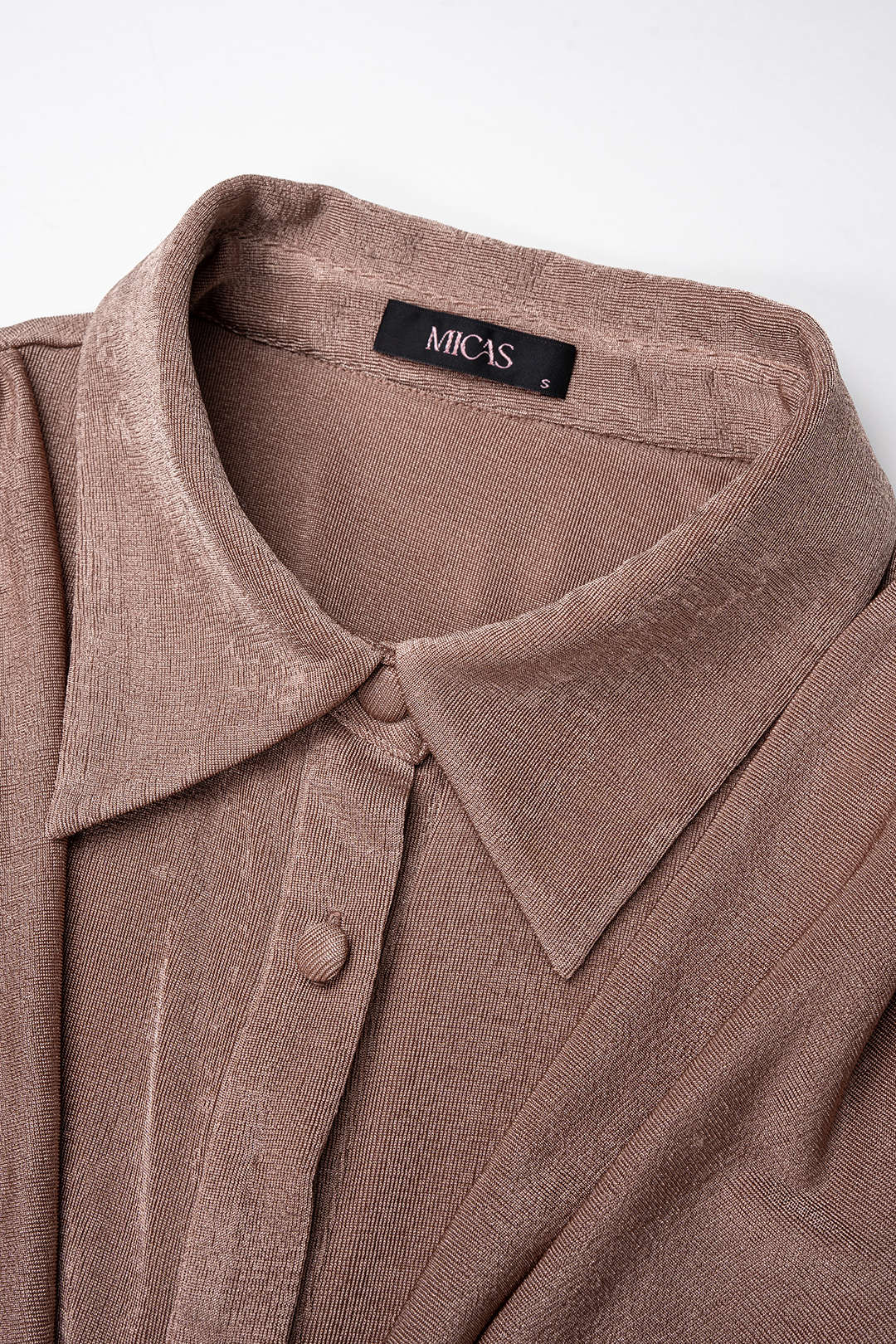 Maxijurk met revers, gedraaid detail en knoopdetail