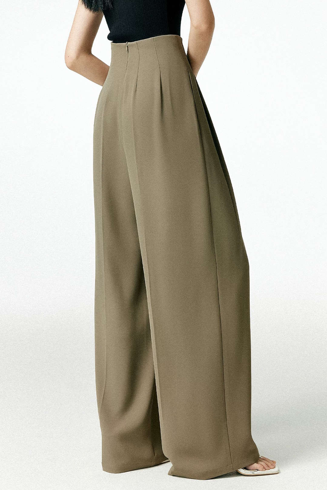 Geplooide asymmetrische pantalon met wijde pijpen