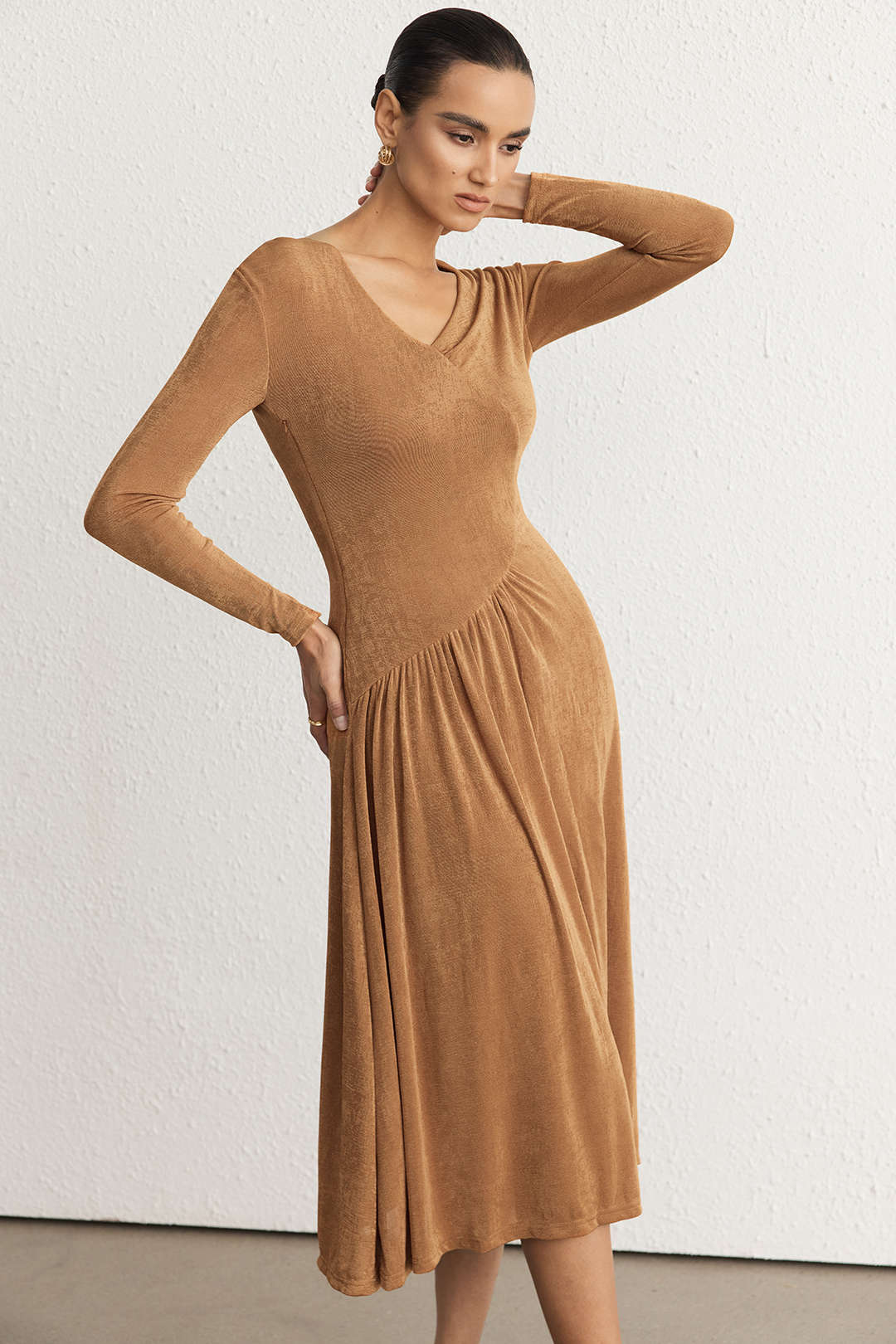 Asymmetrische midijurk met lange mouwen