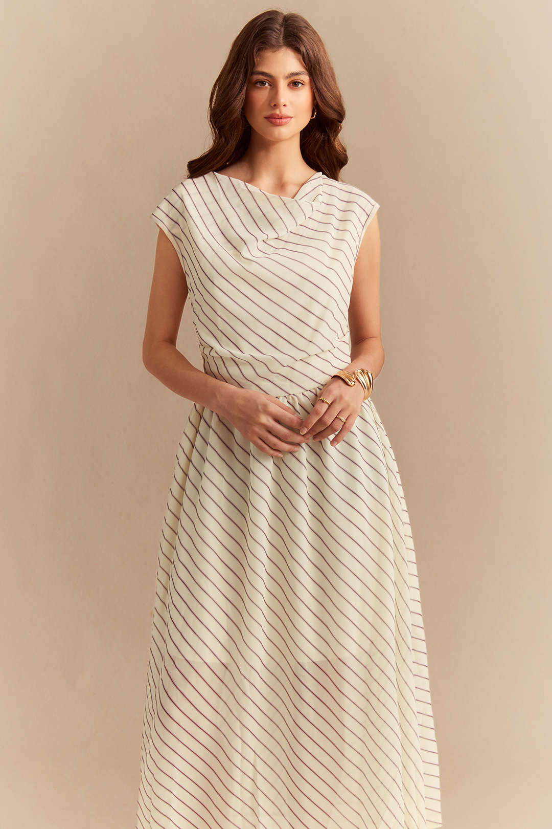 Gestreepte chiffon midijurk met drapering en watervalhals