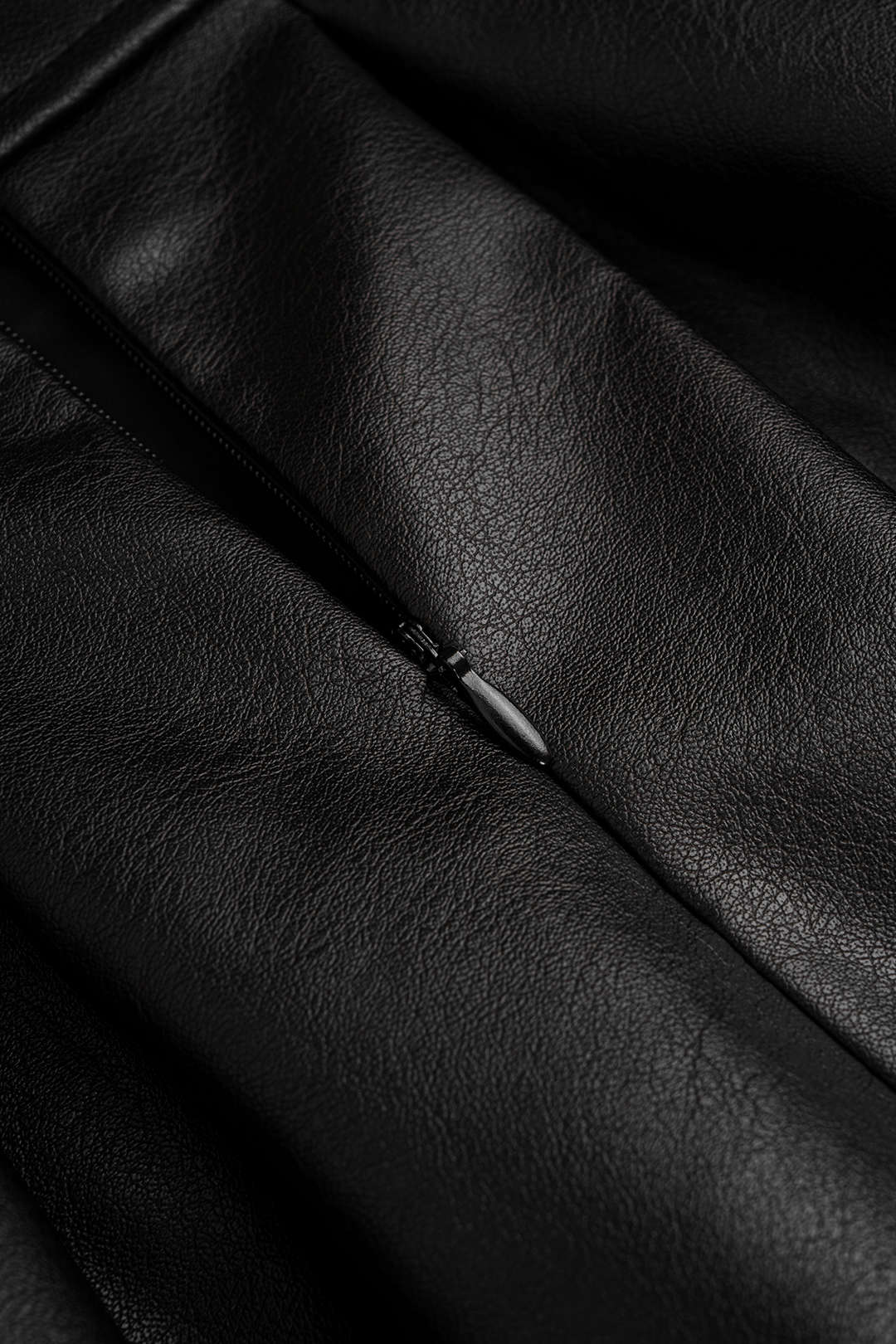 Leren-look metallic minirok met riem