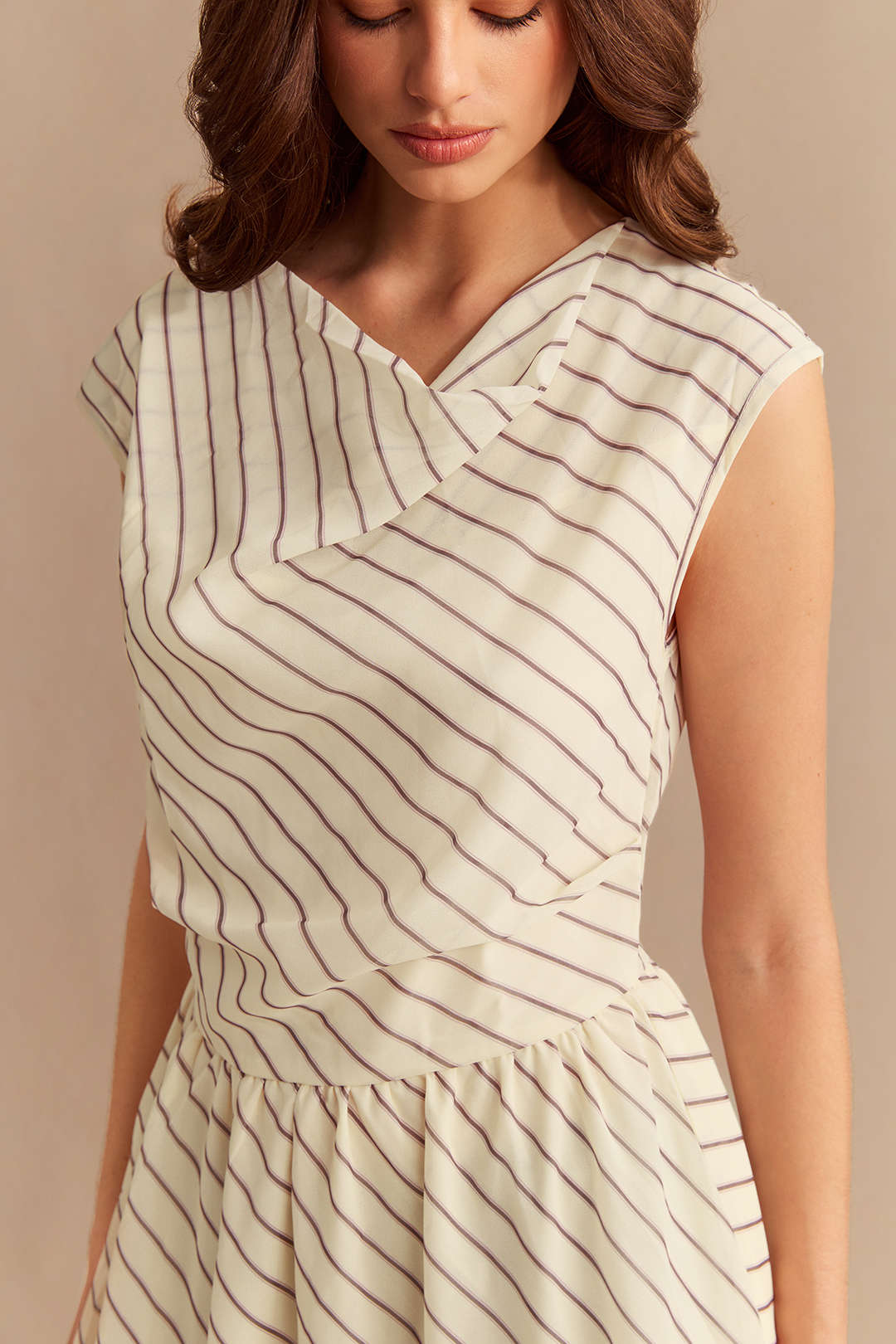 Gestreepte chiffon midijurk met drapering en watervalhals