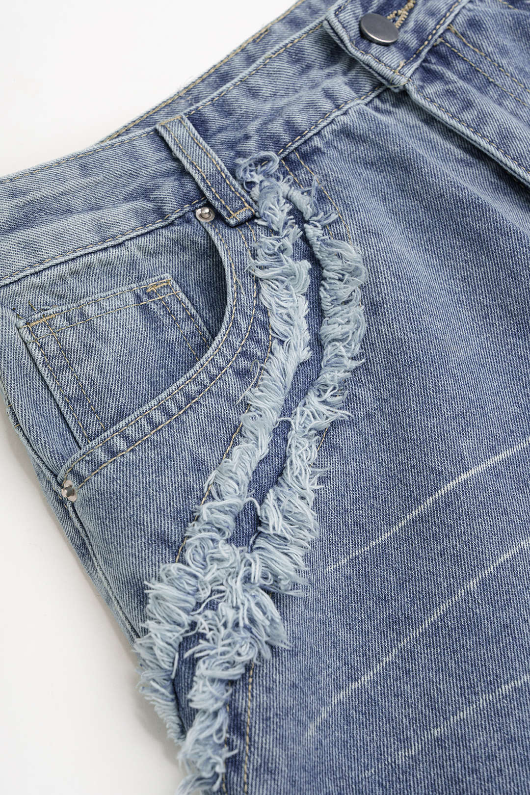 Jeans met rafelrand, zakken en wijde pijpen