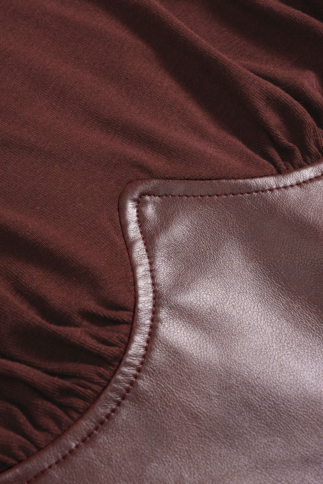 Jolie - Leren-look patchwork body met ronde hals en lange mouwen