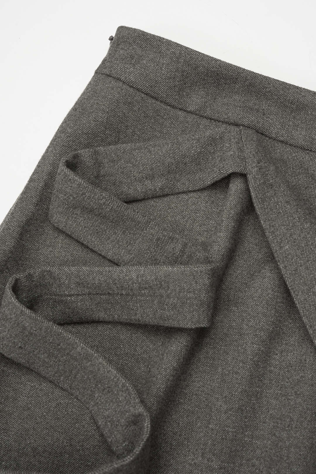 Asymmetrische broek met strik en rechte pijp