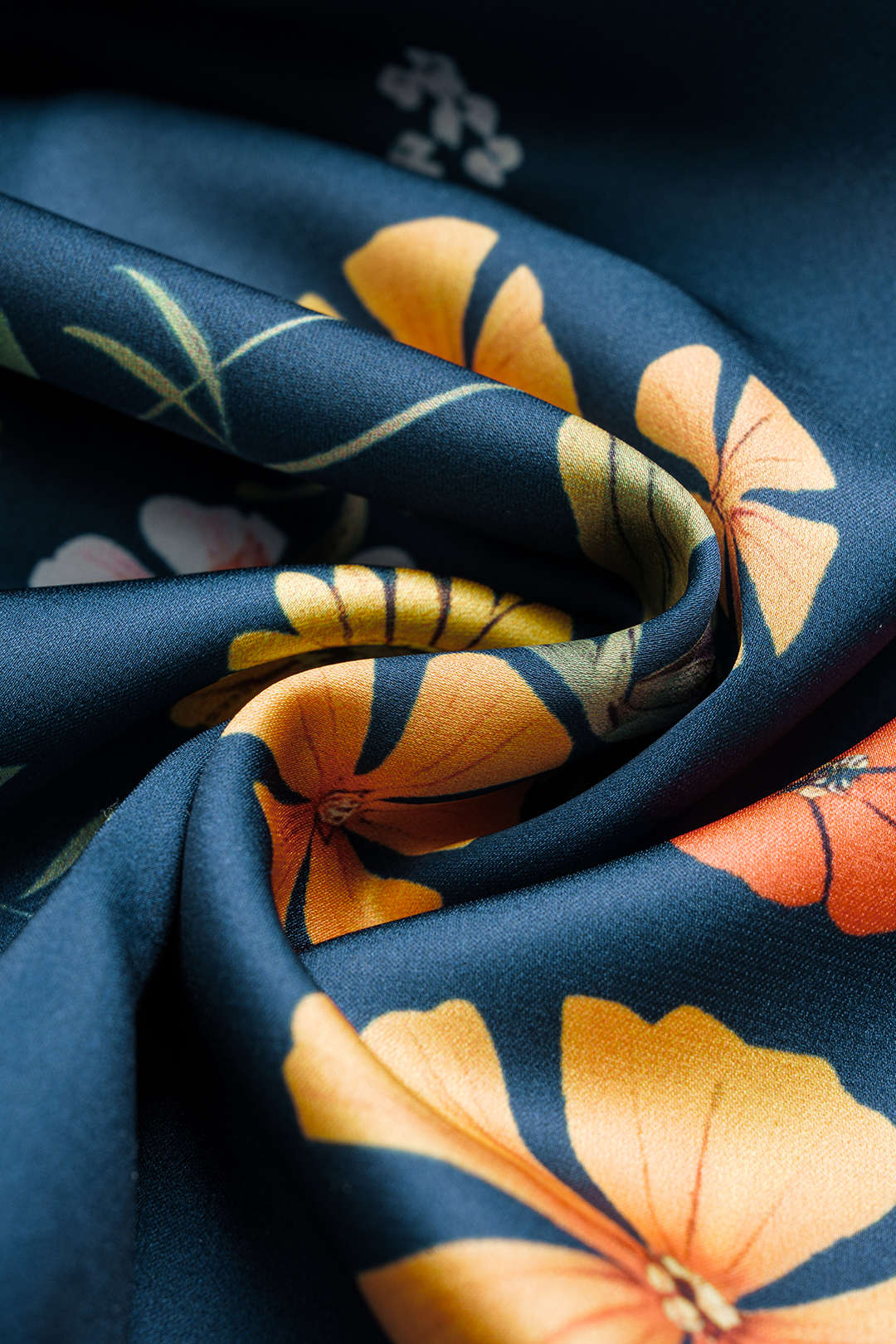 Bloemenprint satijnen tanktop met drapering en watervalhals
