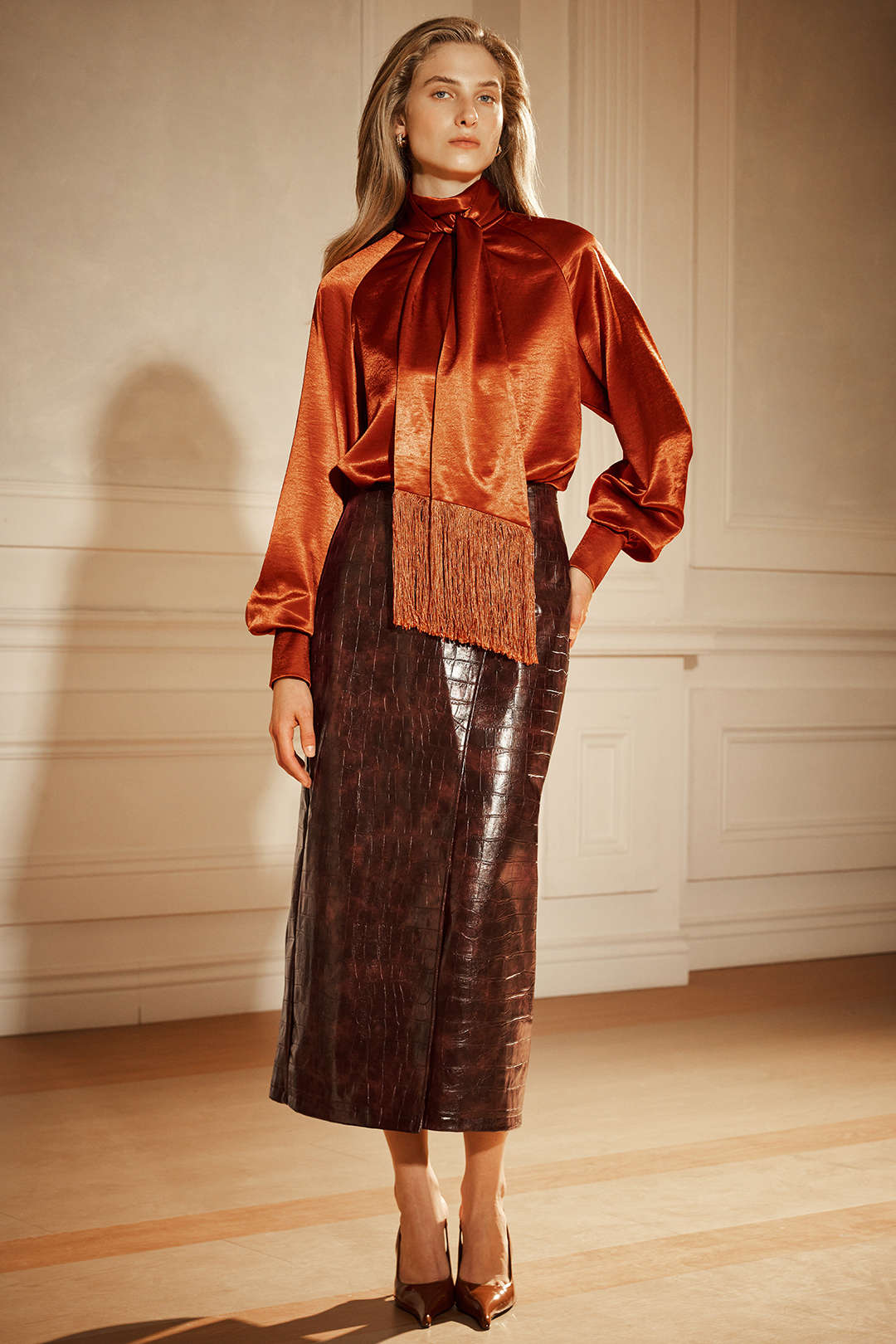 Satijnen blouse met strik, franjes en lange mouwen