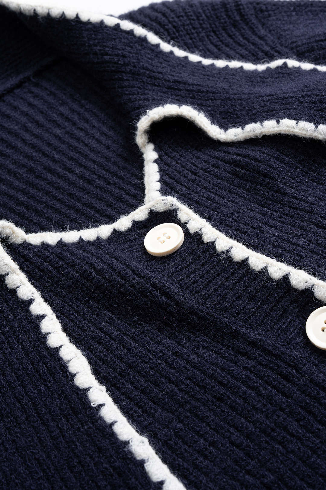 Gebreid vest met knoopjes en strik