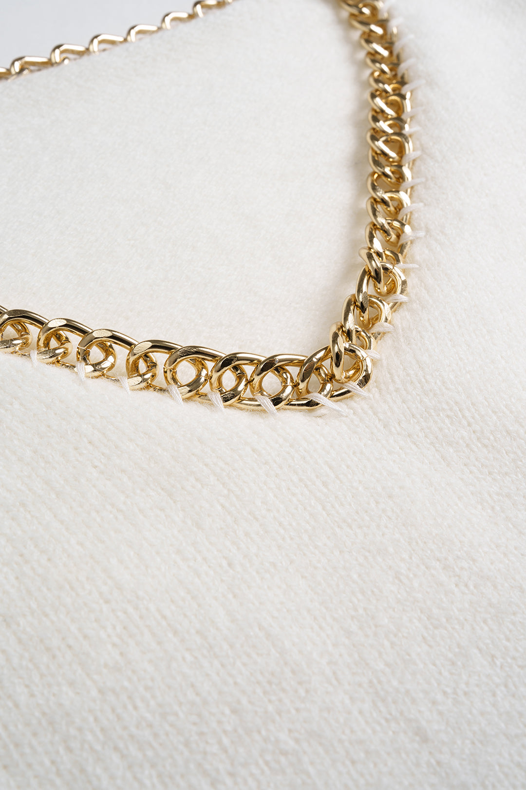 Gebreide top met V-hals, kettingdetail en lange mouwen