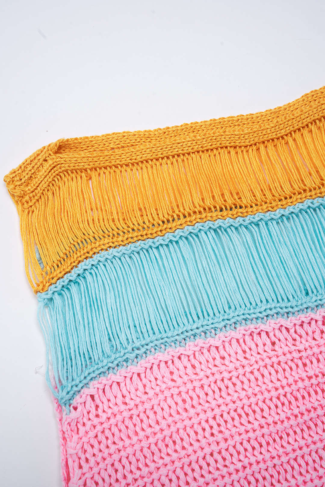 Nina - Gebreide mouwloze midijurk met ronde hals en franjes