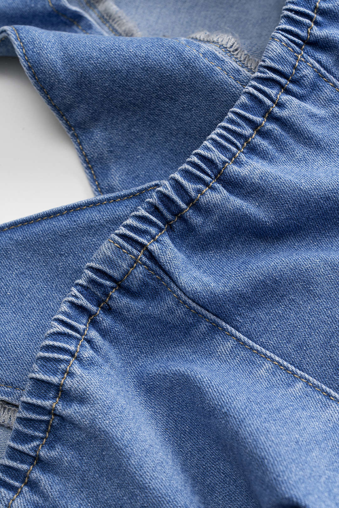 Denim croptop met ruches, knoopjes en open rug