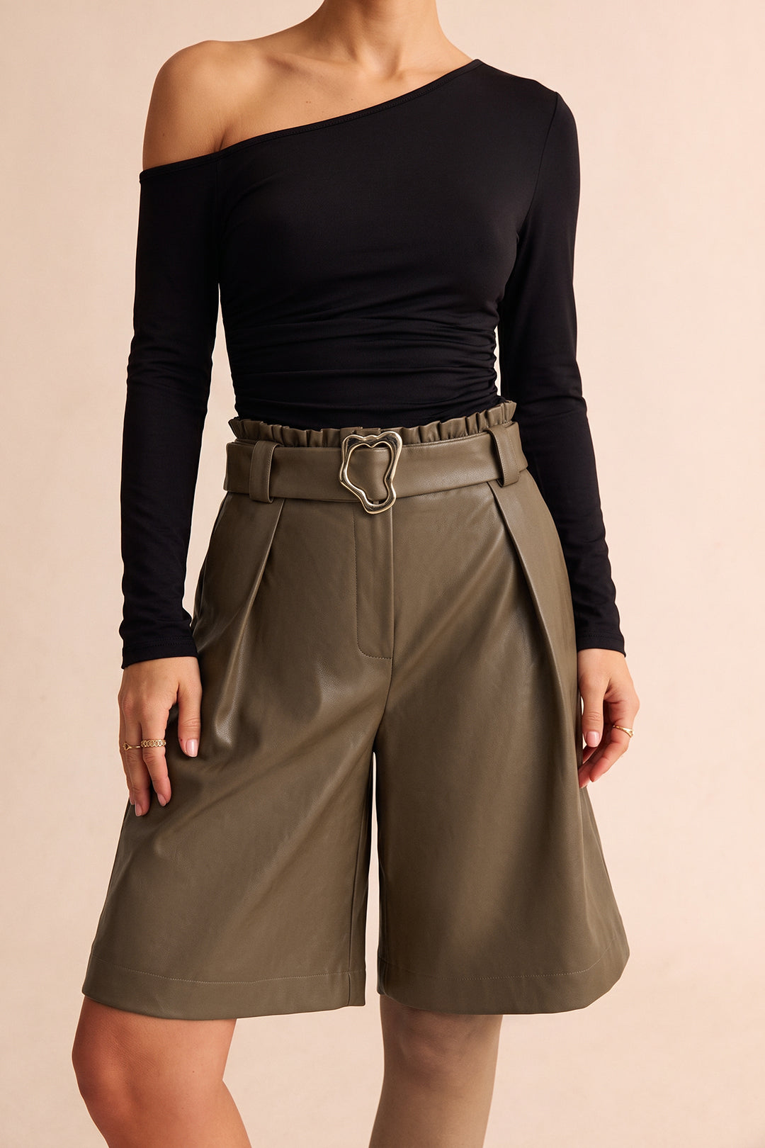 Leren-look metallic short met riem en rechte pijp