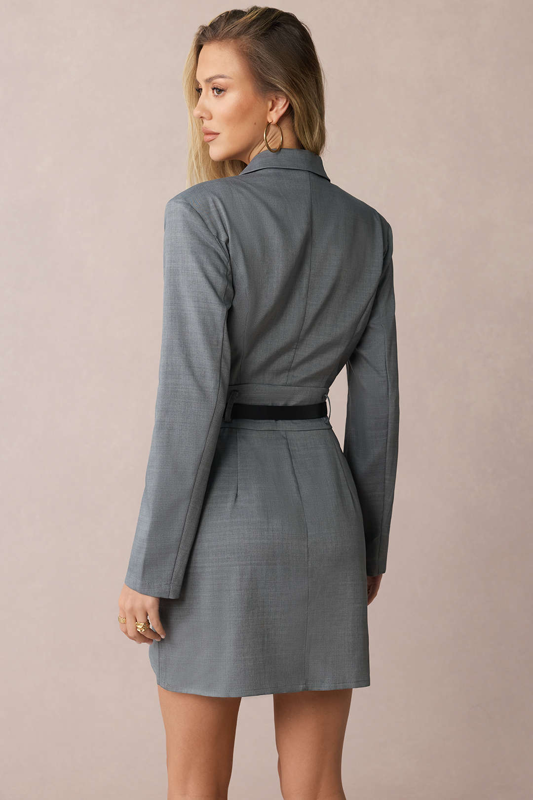 Asymmetrische minijurk met reverskraag, riem en lange mouwen